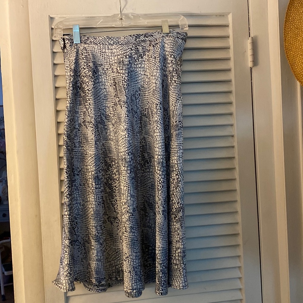 Gianni Bini silk style, satin like skirt, navy blue/white lizard print